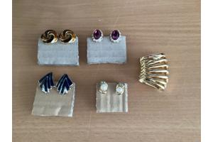 Vier  paar clip oorbellen diverse kleuren en soorten oud