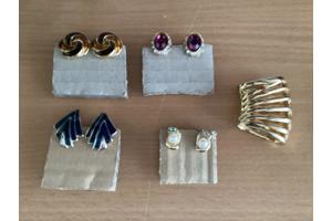 Vier  paar clip oorbellen diverse kleuren en soorten oud