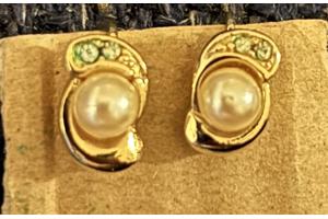 Vier  paar clip oorbellen diverse kleuren en soorten oud