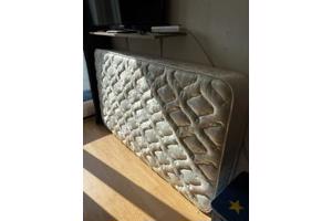 1 persoons bed L190 B105 H27 plus goed matras
