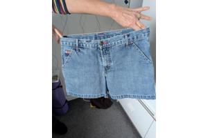 korte jeans broek dames gedragen