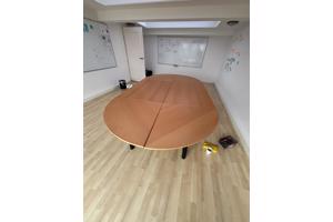 Grote ovale (vergader)tafel