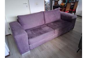 3-zits bankstel kleur paars. Zo goed als nieuwe. 7 jaar oud