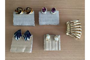 Vier  paar clip oorbellen diverse kleuren en soorten oud