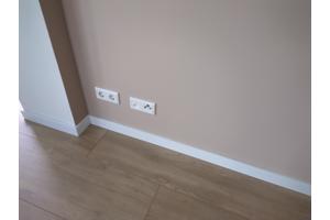 Witte hoge plinten