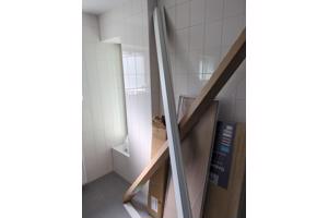 Witte hoge plinten