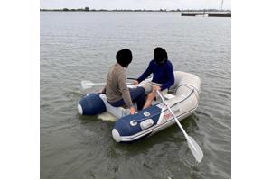 Rubberboot met toebehoren peddels en pomp