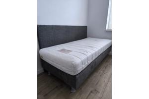 Mooie boxspring met matras en hoofdbord