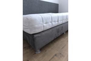 Mooie boxspring met matras en hoofdbord