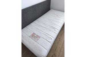 Mooie boxspring met matras en hoofdbord