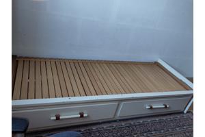 Bed. Uitschuifbaar tot tweepersoons