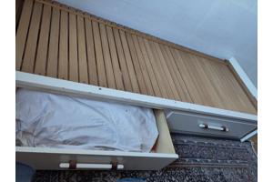 Bed. Uitschuifbaar tot tweepersoons