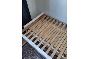 Bed. Uitschuifbaar tot tweepersoons