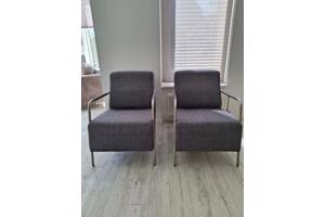 2 grijsblauwe stoelen