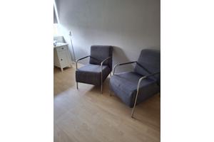 2 grijsblauwe stoelen