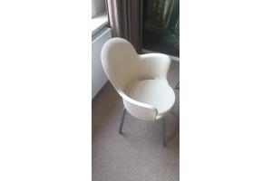 4 Kunststof stoelen Trendhopper beige