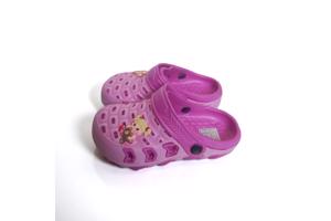 Crocs slipper schoen horizontaal pink fuchsia met meisje 30