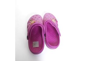 Crocs slipper schoen horizontaal pink fuchsia met meisje 30