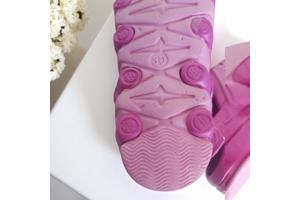 Crocs slipper schoen horizontaal pink fuchsia met meisje 30