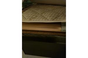 Twee lattenbodems,  frame en matras