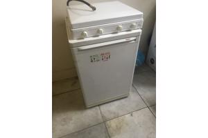 Koelkast en gasfornuis