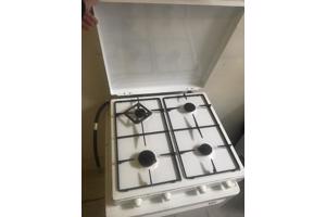 Koelkast en gasfornuis