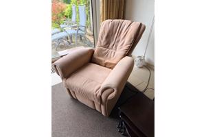 2 relaxstoelen (waarvan 1 met massagefunctie)