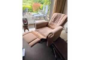 2 relaxstoelen (waarvan 1 met massagefunctie)