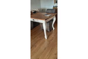 Nog mooie Grenen bladTafel ,en 4 Eetstoelen op wieltjes