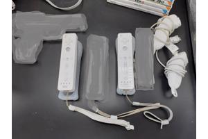 Nintendo Wii + 2 controllers + 2 nunchuks + 7 games + Wii fi