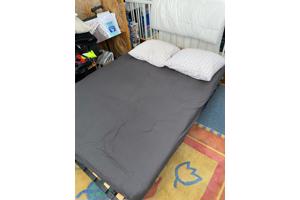 Mooie slaapbank, matras 140 x 200 cm