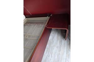 Auping bed ombouw (mahonie) met 2 spiralen en 2 auping matrassen en 2 auronde tafeltjes