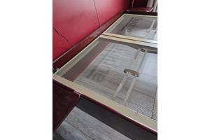 Auping bed ombouw (mahonie) met 2 spiralen en 2 auping matrassen en 2 auronde tafeltjes