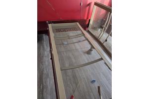 Auping bed ombouw (mahonie) met 2 spiralen en 2 auping matrassen en 2 auronde tafeltjes