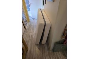 Auping bed ombouw (mahonie) met 2 spiralen en 2 auping matrassen en 2 auronde tafeltjes