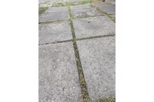 Grijze betontegels voor in de tuin!