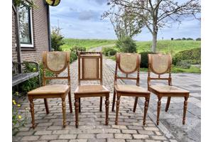 4 Stoelen gratis op te halen.