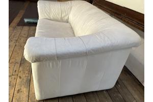 Witte leren bank
