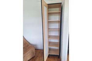 Smalle kast met planken
