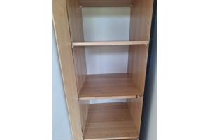 Smalle kast met planken