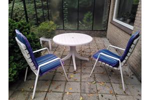 Terrasset tafel en twee stoelen
