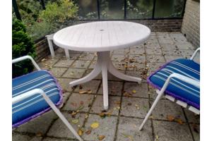 Terrasset tafel en twee stoelen