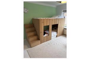 HalfHoogslaper hut met kast