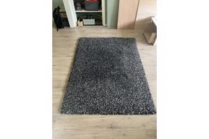 Gratis gespikkeld vloerkleed (135x185)