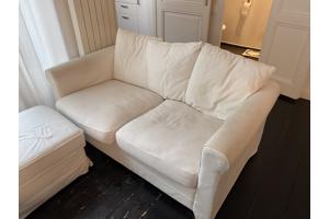 Witte Tweezits Bank Met Poef (MOET WEG)