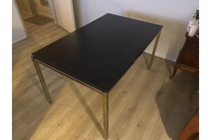 Ikea Torsby tafel, zwart blad met metalen onderstel