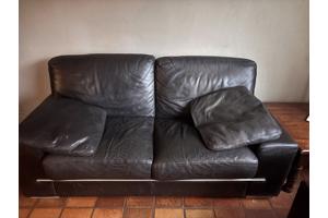 2 zwarte leren banken en stoel