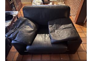 2 zwarte leren banken en stoel