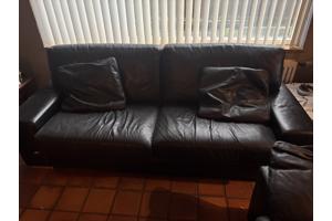 2 zwarte leren banken en stoel