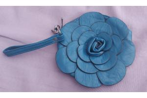 Avondtasje met bloem in blauw